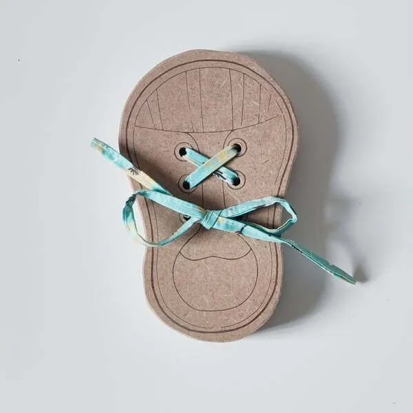 Carte de laçage en bois pour enfant avec lacet, activité de motricité fine et coordination
