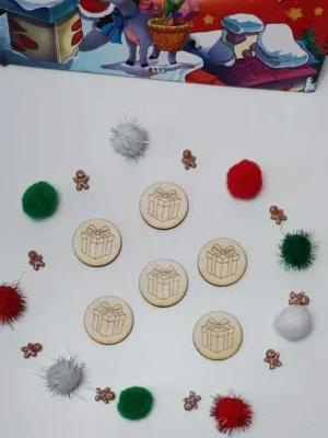 Jetons en bois gravés en forme de cadeaux entourés de pompons colorés et de petits bonshommes pain d’épices.