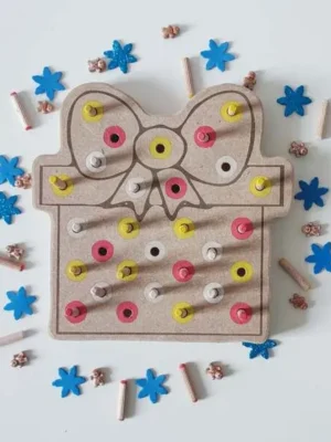 Plateau de motricité fine en bois en forme de cadeau de Noël avec nœud et pics colorés à insérer