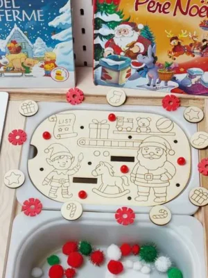 Plateau de motricité fine en bois sur le thème de Noël, représentant un lutin, le Père Noël et des jouets, accompagné de jetons gravés et de pompons rouges, verts et blancs.