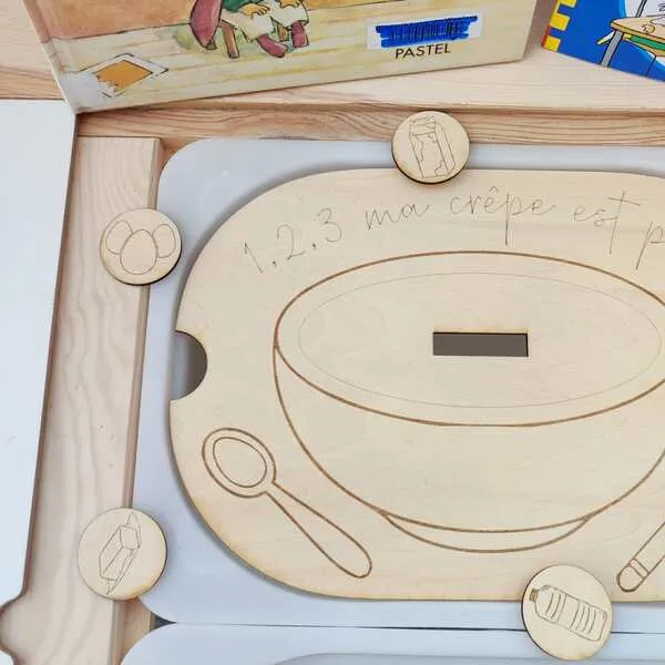 Détail d’un plateau pédagogique en bois pour enfant, activité crêpes avec jetons ingrédients
