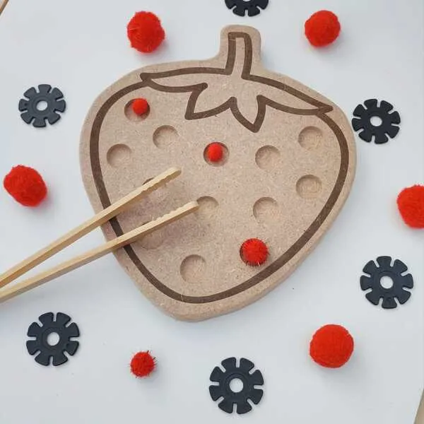 Plateau fraise en bois avec pompons rouges et pince pour motricité fine enfant