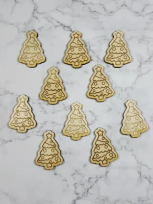 Lot de jetons en bois gravés en forme de sapins de Noël décorés, accessoires pédagogiques thème Noël