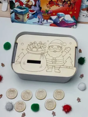 Boîte sensorielle de Noël avec couvercle en bois gravé représentant le Père Noël et un sac de cadeaux, accompagnée de jetons en bois illustrant des présents.