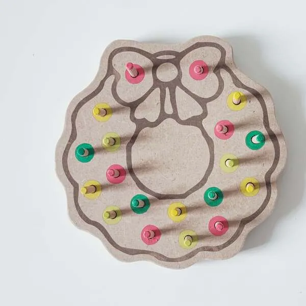 Plateau de motricité fine en bois en forme de couronne de Noël avec nœud et pics colorés à insérer