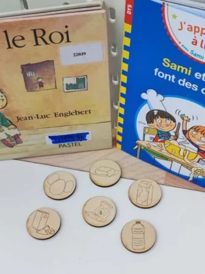 Jetons ingrédients en bois pour activité crêpes enfant avec livres jeunesse en arrière-plan