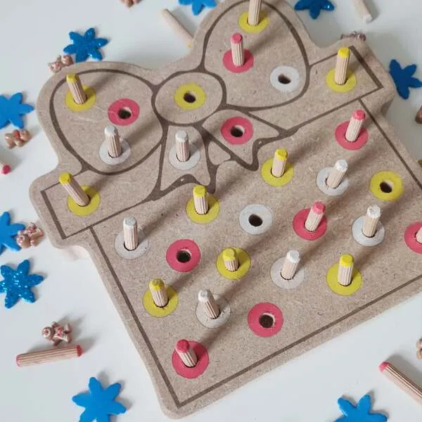 Vue détaillée du plateau de motricité fine cadeau de Noël en bois avec nœud et pics colorés à insérer
