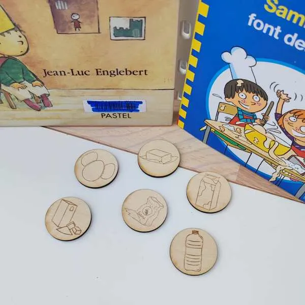 Jetons ingrédients en bois pour activité crêpes enfant, associés à des livres jeunesse