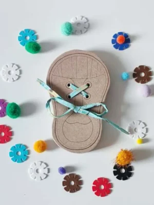 Carte de laçage en bois pour enfant avec lacet, activité de motricité fine et coordination œil-main
