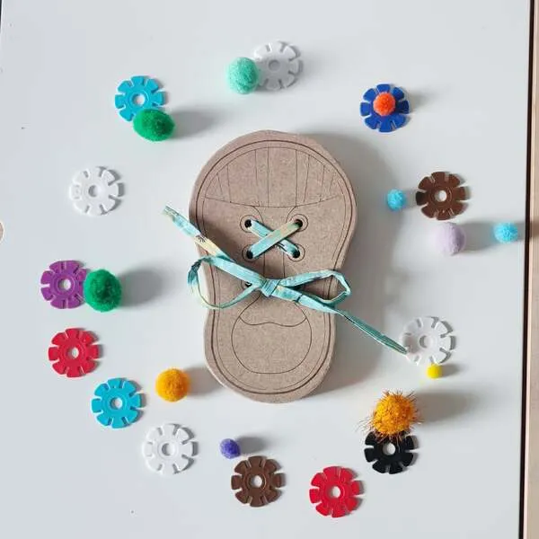 Carte de laçage en bois pour enfant avec lacet, activité de motricité fine et coordination œil-main