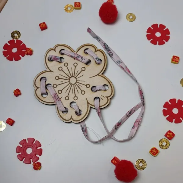 Fleur en bois à lacer avec ruban – activité de motricité fine enfant thème Nouvel An chinois
