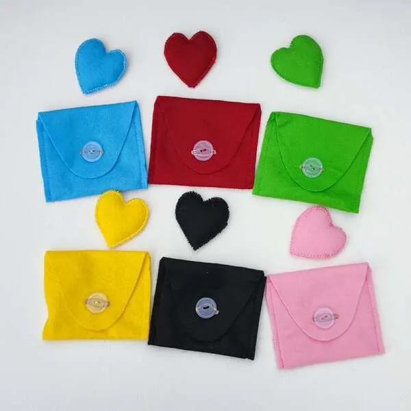 Pochettes en feutrine colorées avec cœurs assortis pour activité émotions enfant