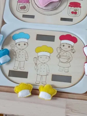 Plateau en bois avec personnages cuisiniers et accessoires en feutrine pour jeu éducatif enfant