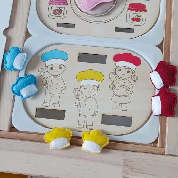 Plateau en bois avec personnages cuisiniers et accessoires en feutrine pour jeu éducatif enfant