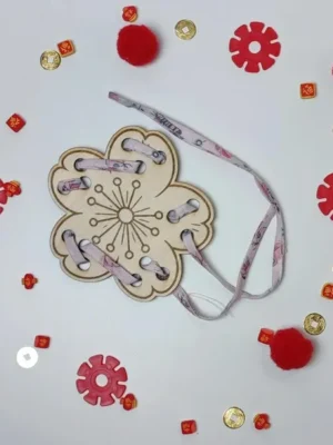 Fleur en bois à lacer pour enfant – activité de motricité fine thème Nouvel An chinois