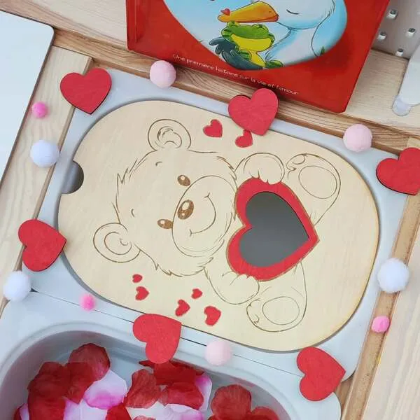 Plateau en bois avec ourson tenant un cœur pour jeu éducatif émotions enfant