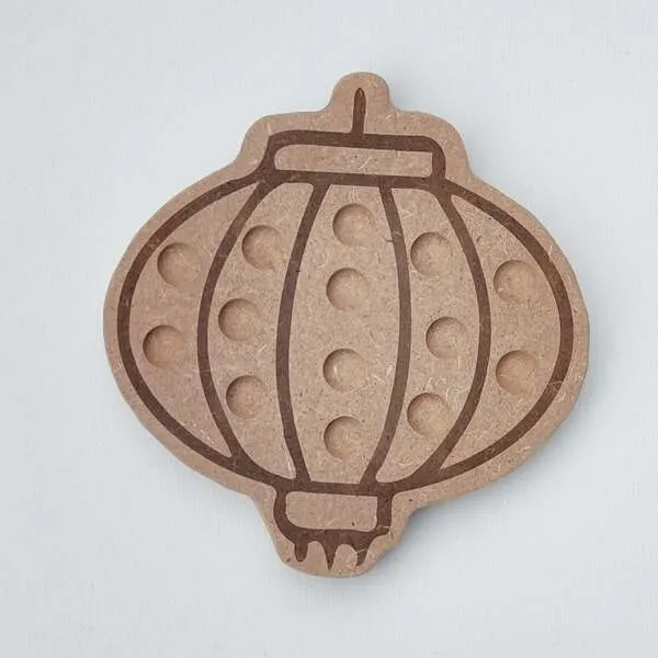 Plateau de motricité en bois en forme de lanterne chinoise avec emplacements pour pompons, activité sensorielle thème Nouvel An chinois