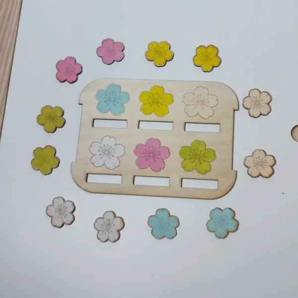 Plateau de tri en bois avec fleurs colorées à associer – activité sensorielle et motricité fine enfant