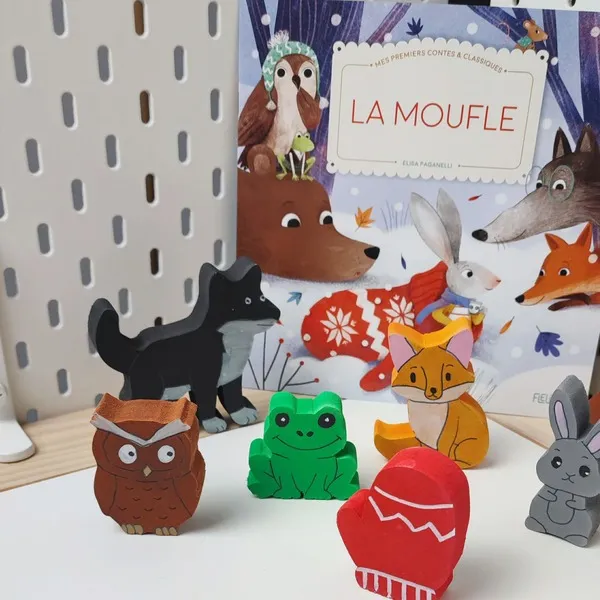 Figurines en bois du conte La moufle avec animaux de la forêt et album jeunesse