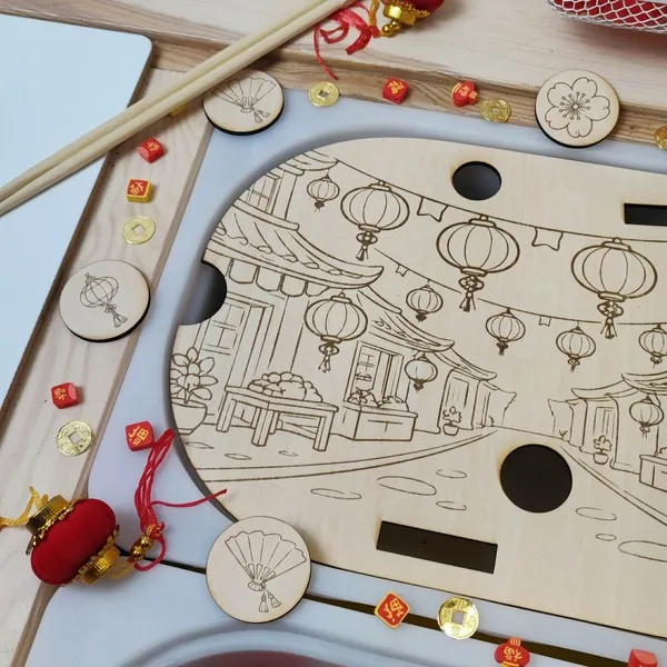 Détail d’un décor en bois représentant une rue chinoise avec lanternes pour table sensorielle, thème Nouvel An chinois
