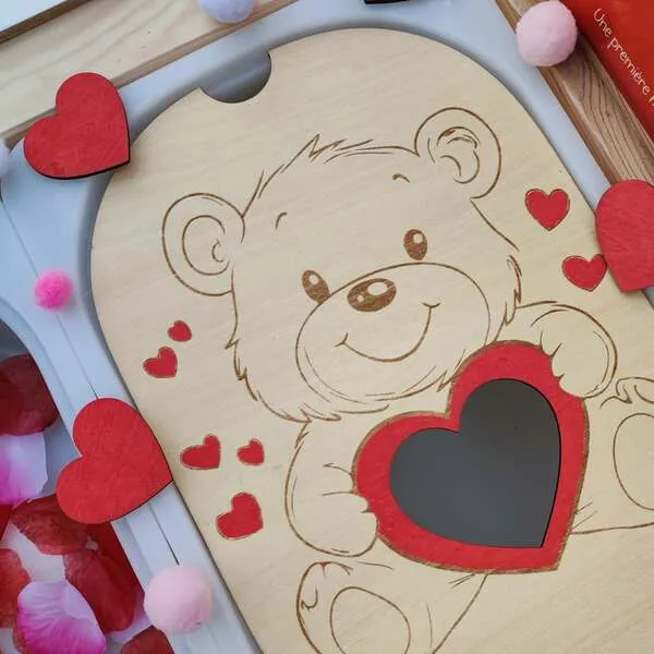Ourson en bois tenant un cœur rouge pour plateau sensoriel Saint-Valentin enfant