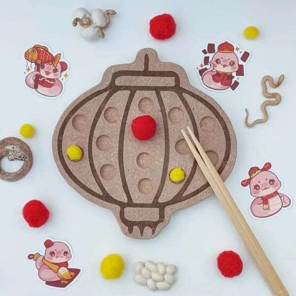 Plateau de motricité en bois en forme de lanterne chinoise avec pompons, activité sensorielle pour enfants thème Nouvel An chinois