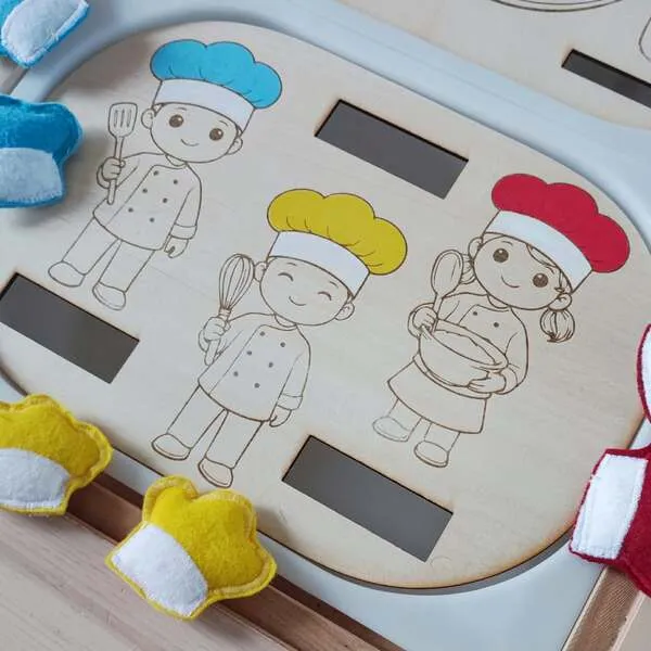 Plateau en bois avec personnages cuisiniers et toques en feutrine à associer pour enfant