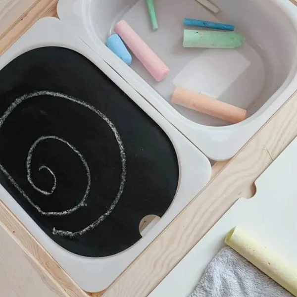 Plateau d’activité enfant avec ardoise et craies pour tracer des formes en spirale