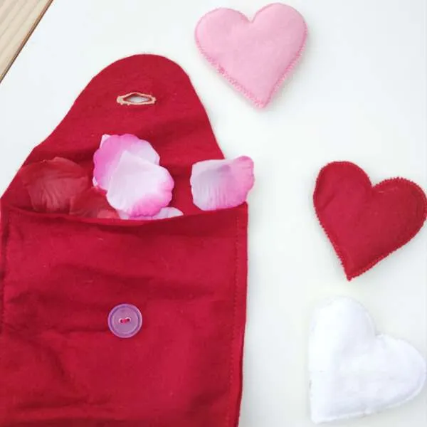 Pochette en feutrine rouge avec cœurs en tissu pour activité sensorielle Saint-Valentin enfant