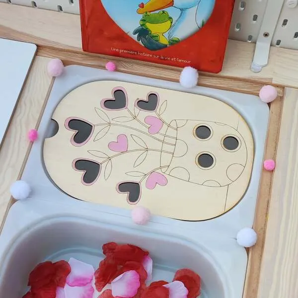 Plateau en bois avec arbre à cœurs pour activité émotions enfant