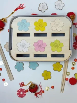 Plateau sensoriel en bois avec fleurs colorées à trier – activité motricité fine Nouvel An chinois