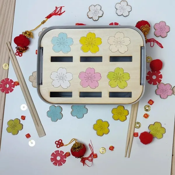 Plateau sensoriel en bois avec fleurs colorées à trier – activité motricité fine Nouvel An chinois