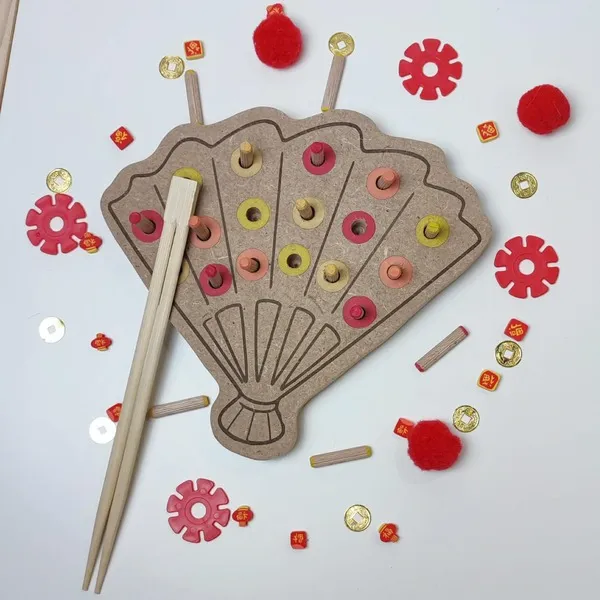 Jeu en bois éventail avec bâtonnets colorés, activité de motricité fine enfant, thème Nouvel An chinois
