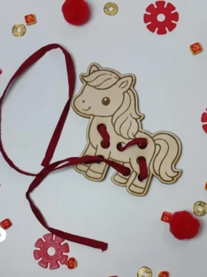 Cheval en bois à lacer avec ruban rouge – jeu de motricité fine enfant, thème Nouvel An chinois