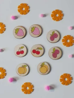 Jetons en bois illustrés de fruits pour activité de tri et motricité fine enfant
