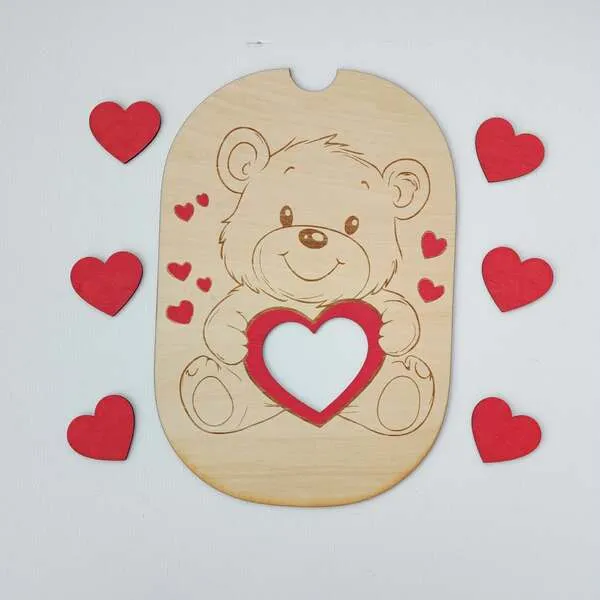 Ourson en bois tenant un cœur, plateau éducatif émotions pour enfant