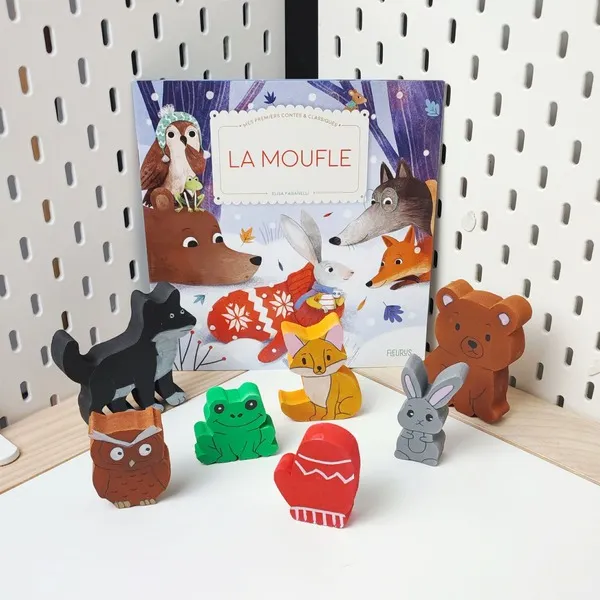 Figurines en bois du conte La moufle avec livre jeunesse et animaux de la forêt