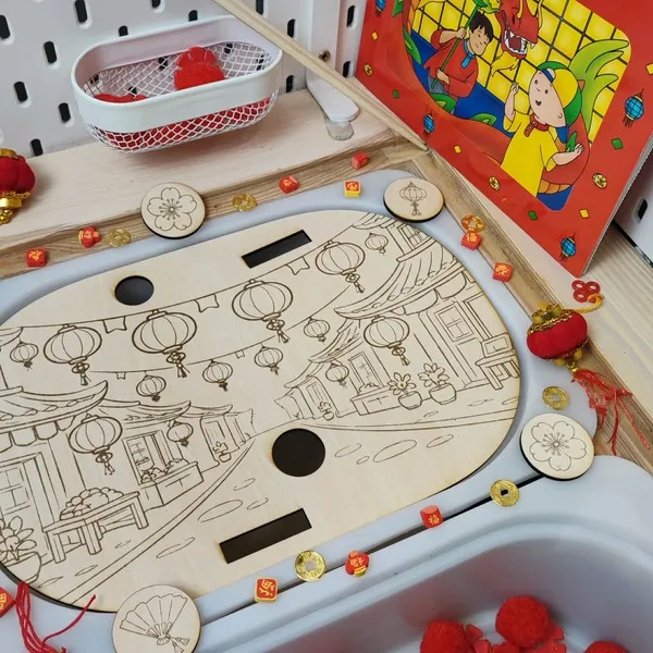 Décor en bois représentant une rue chinoise avec lanternes sur table sensorielle, ambiance Nouvel An chinois pour enfants