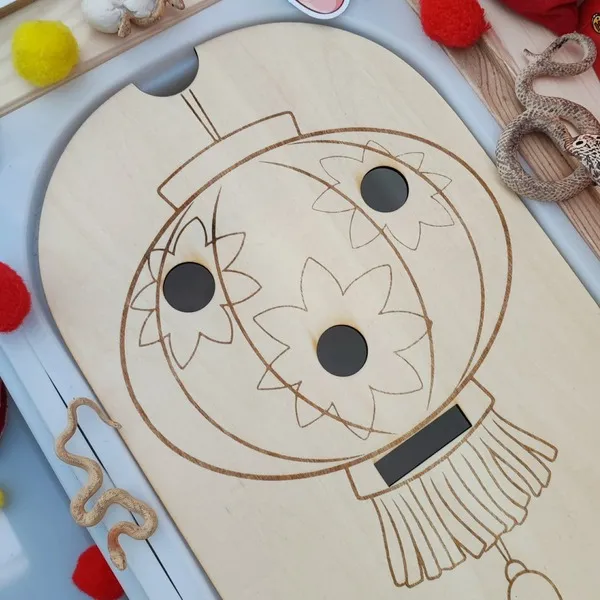 Plateau sensoriel en bois gravé représentant une lanterne chinoise avec motifs floraux pour le Nouvel An chinois