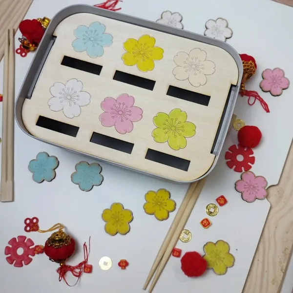 Plateau sensoriel en bois avec fleurs colorées à encastrer – activité de tri et motricité fine enfant