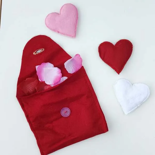 Pochette en feutrine rouge en forme de cœur avec petits cœurs assortis pour activité sensorielle Saint-Valentin