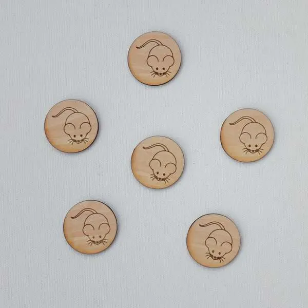 Jetons ronds en bois gravés avec motif souris, disposés sur fond clair pour activité sensorielle enfant