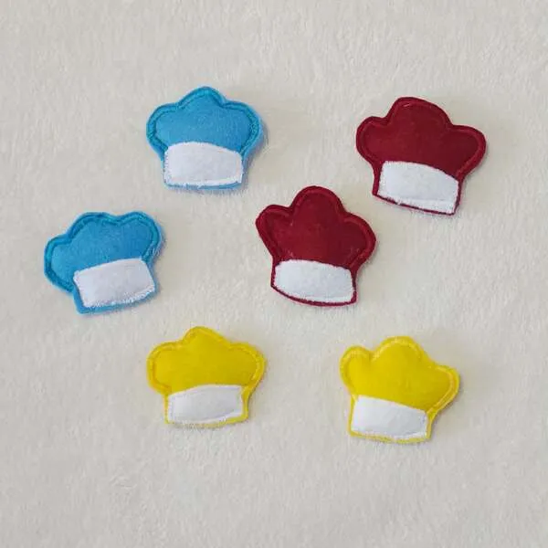 Toques de cuisinier en feutrine bleues rouges et jaunes pour jeu éducatif enfant