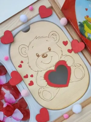 Plateau éducatif en bois avec ourson tenant un cœur pour jeu émotions enfant