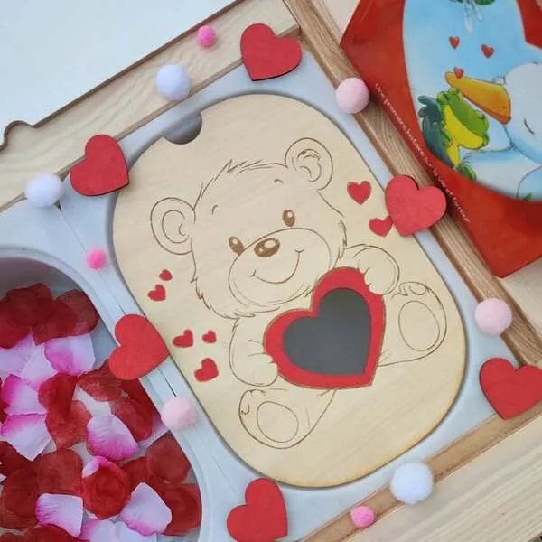 Plateau éducatif en bois avec ourson tenant un cœur pour jeu émotions enfant