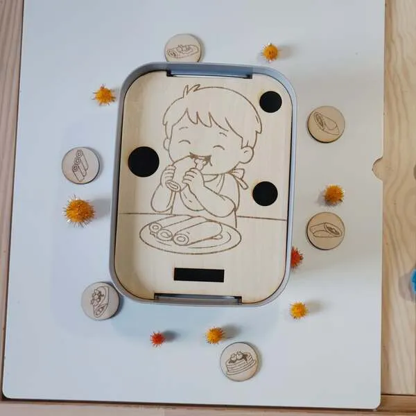 Support pédagogique Chandeleur en bois avec enfant mangeant une crêpe et jetons illustrés