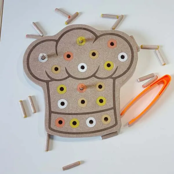 Plateau pic en bois en forme de tablier avec chevilles colorées et pince, jeu de motricité fine enfant