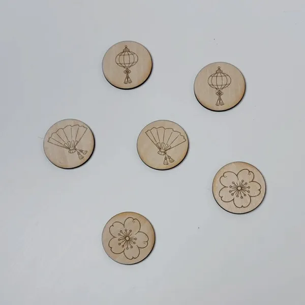 Jetons en bois gravés Nouvel An chinois avec motifs lanternes, éventails et fleurs traditionnelles pour jeux sensoriels