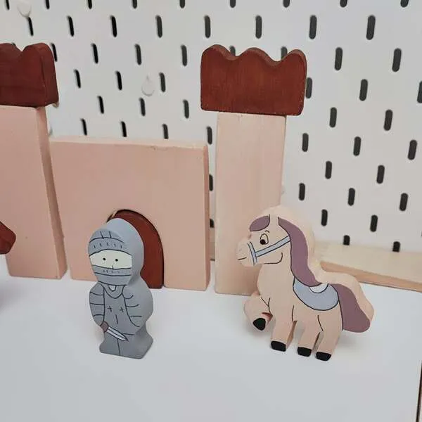 Chevalier et cheval en bois devant un château médiéval pour jeu d’imagination enfant