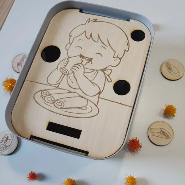 Support pédagogique Chandeleur en bois avec illustration d’un enfant mangeant une crêpe